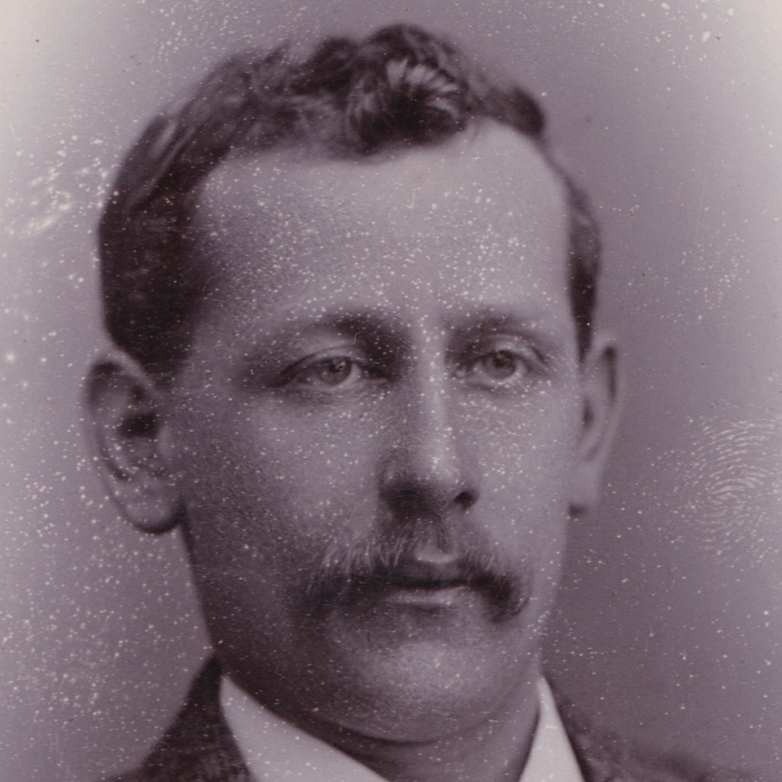 Cabinet Card: Cabinet Card: Donald MacIver, Leeds Card. Man in Tweed Style Suit.: catalogue image 2