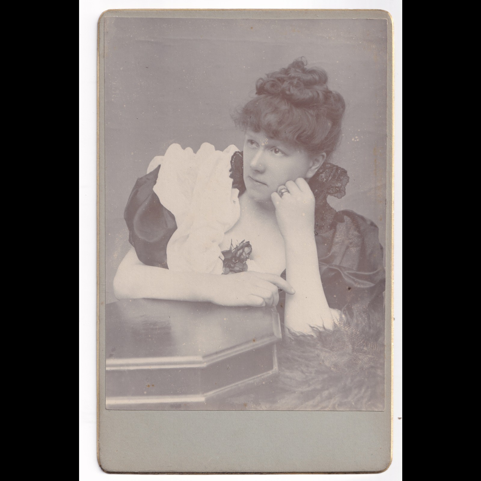 Cabinet Card: Cabinet Card: E. Everett, Nr Dunstable. Woman in Thoughtful Pose.: catalogue image 1