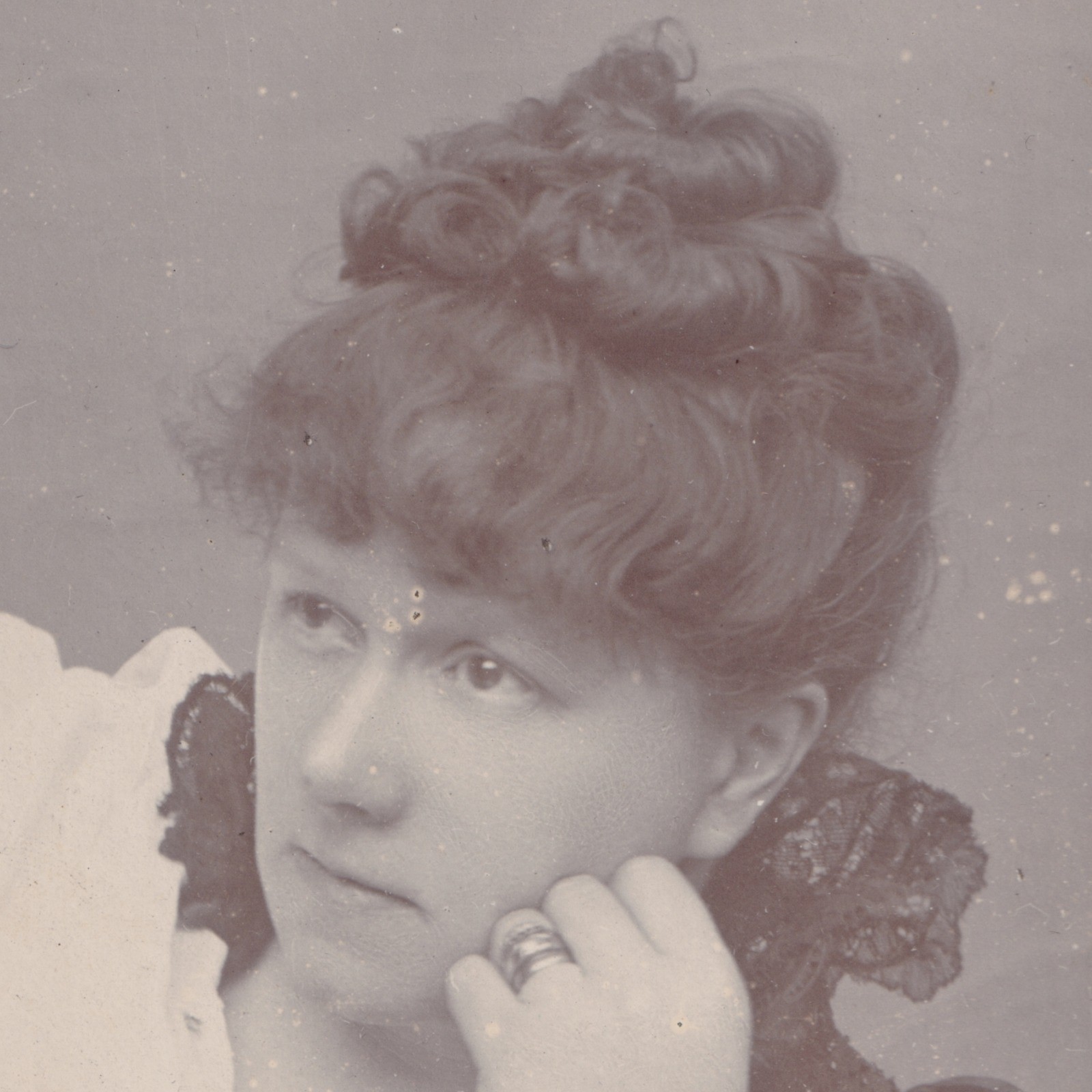 Cabinet Card: Cabinet Card: E. Everett, Nr Dunstable. Woman in Thoughtful Pose.: catalogue image 2