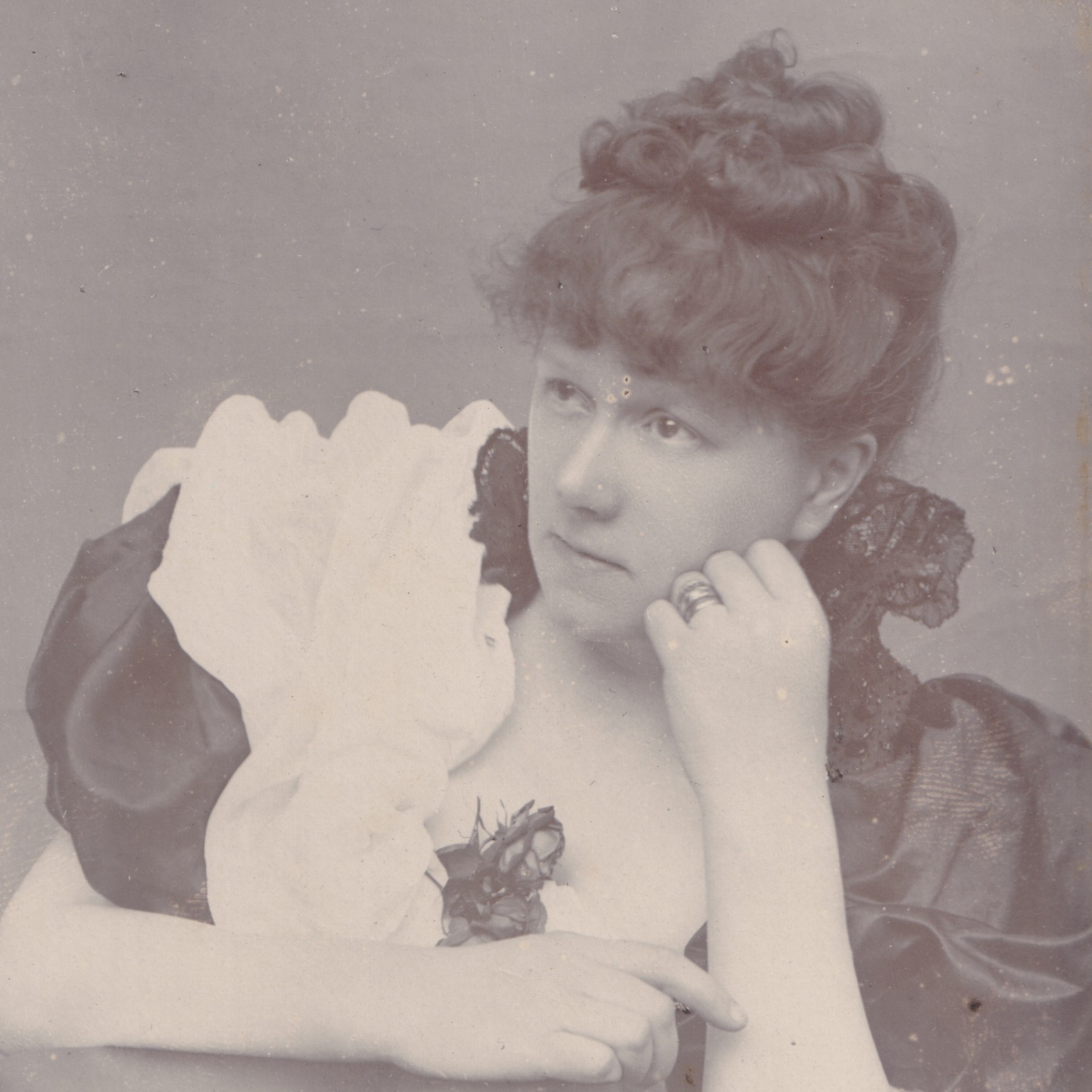 Cabinet Card: Cabinet Card: E. Everett, Nr Dunstable. Woman in Thoughtful Pose.: catalogue image 3
