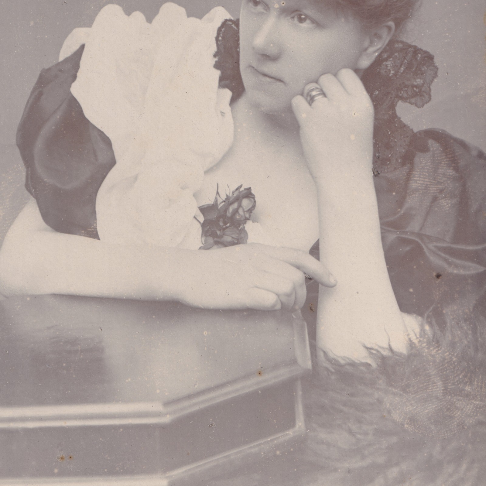 Cabinet Card: Cabinet Card: E. Everett, Nr Dunstable. Woman in Thoughtful Pose.: catalogue image 8