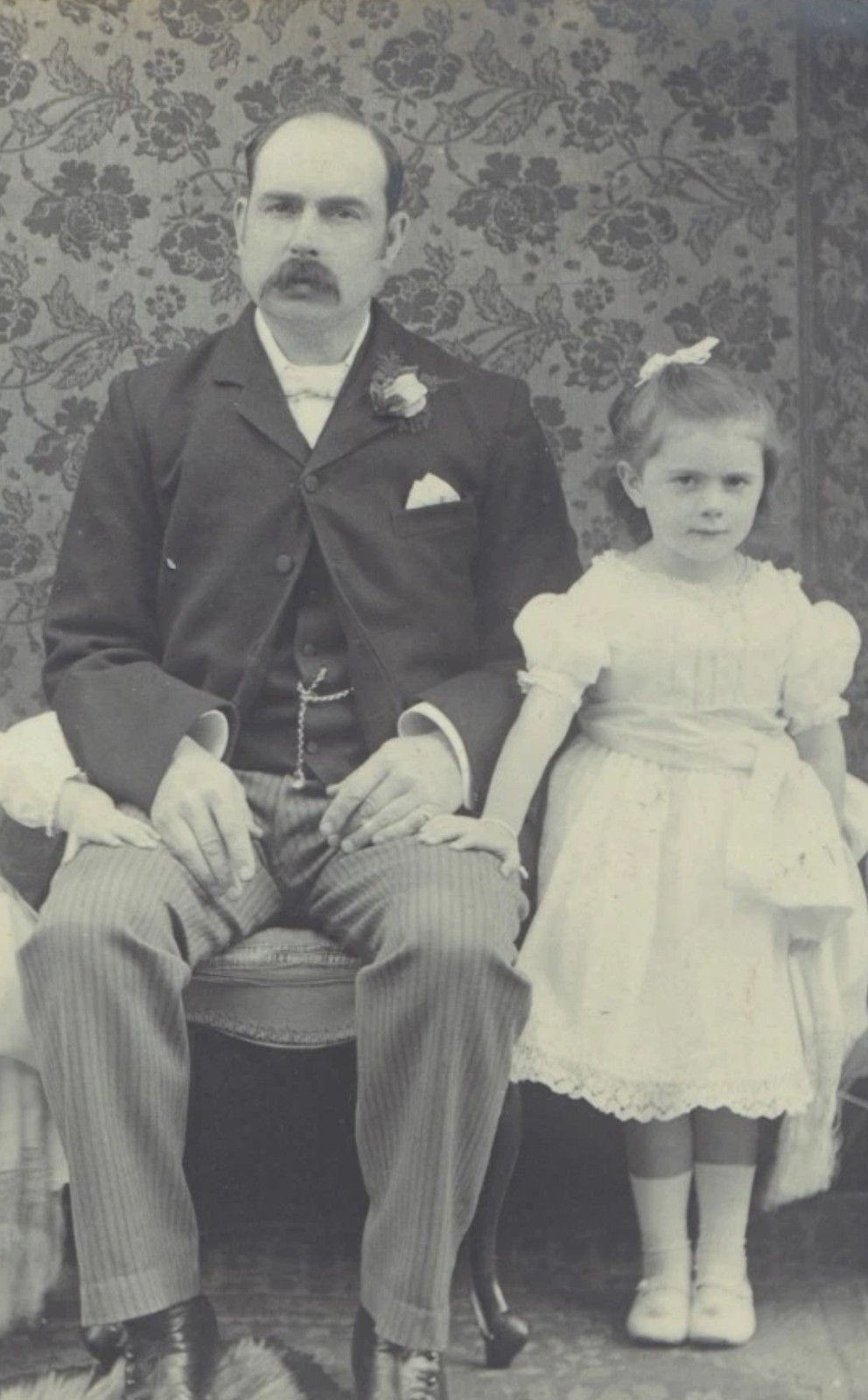 Cabinet Card: Cabinet Card: Family Portrait, Parents with Children, H. H. Lee Card, Croydon: catalogue image 3