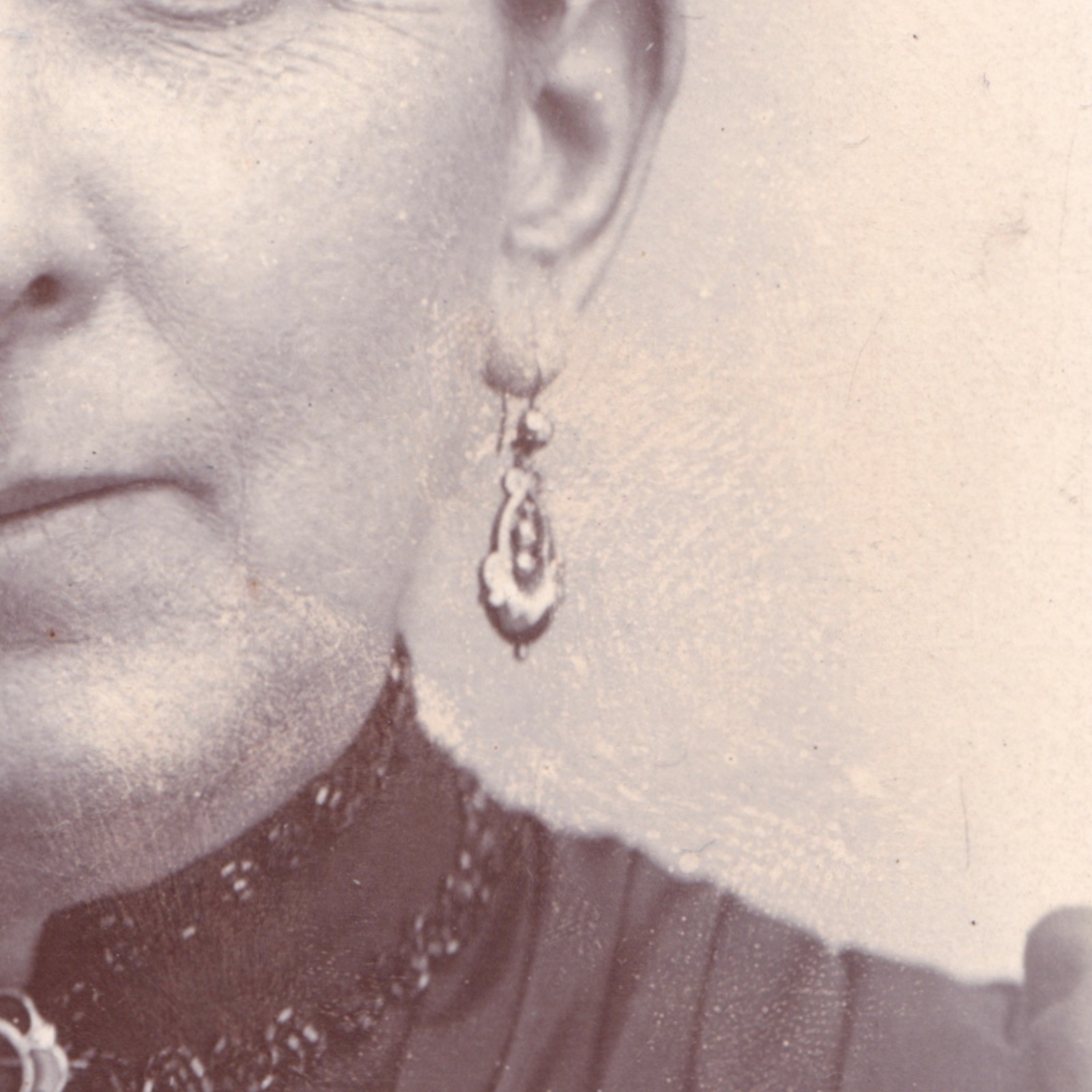 Cabinet Card: Cabinet Card: Portrait of a Woman, Leonard Brightwell, Wellingborough Card.: catalogue image 12