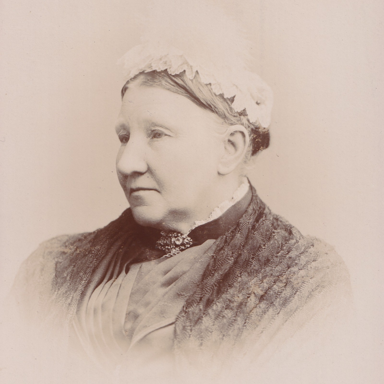 Cabinet Card: Cabinet Card: W. Guttenberg & Co., Bedford and Manchester, Older Woman.: catalogue image 2