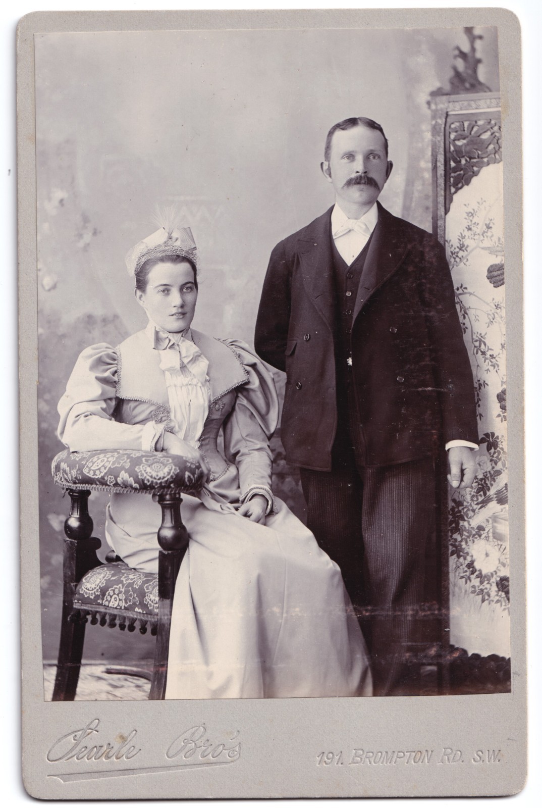 Cabinet Card: Cabinet Card: Well Dressed Couple, Searle Bro’s Card, London.: catalogue image 1