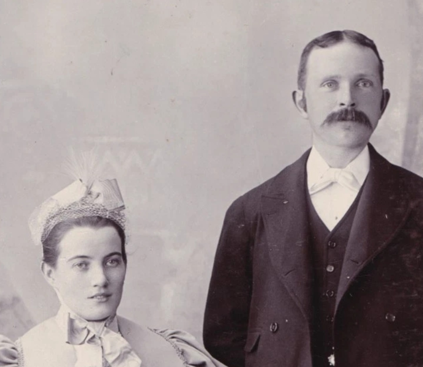 Cabinet Card: Cabinet Card: Well Dressed Couple, Searle Bro’s Card, London.: catalogue image 2