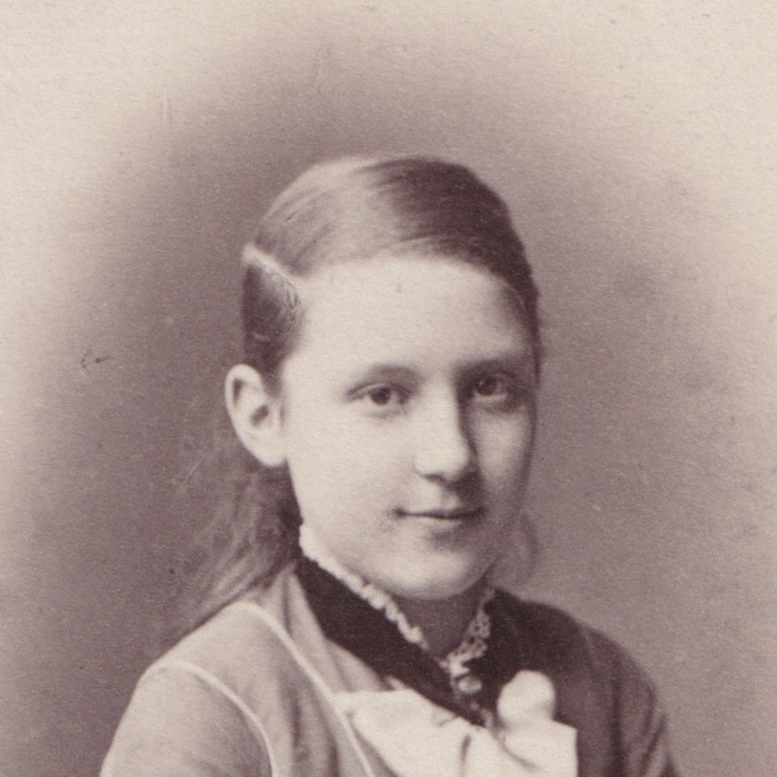 CDV: CDV: Graham's Art Studio Card, Leamington. Smiling Young Girl.: catalogue image 2
