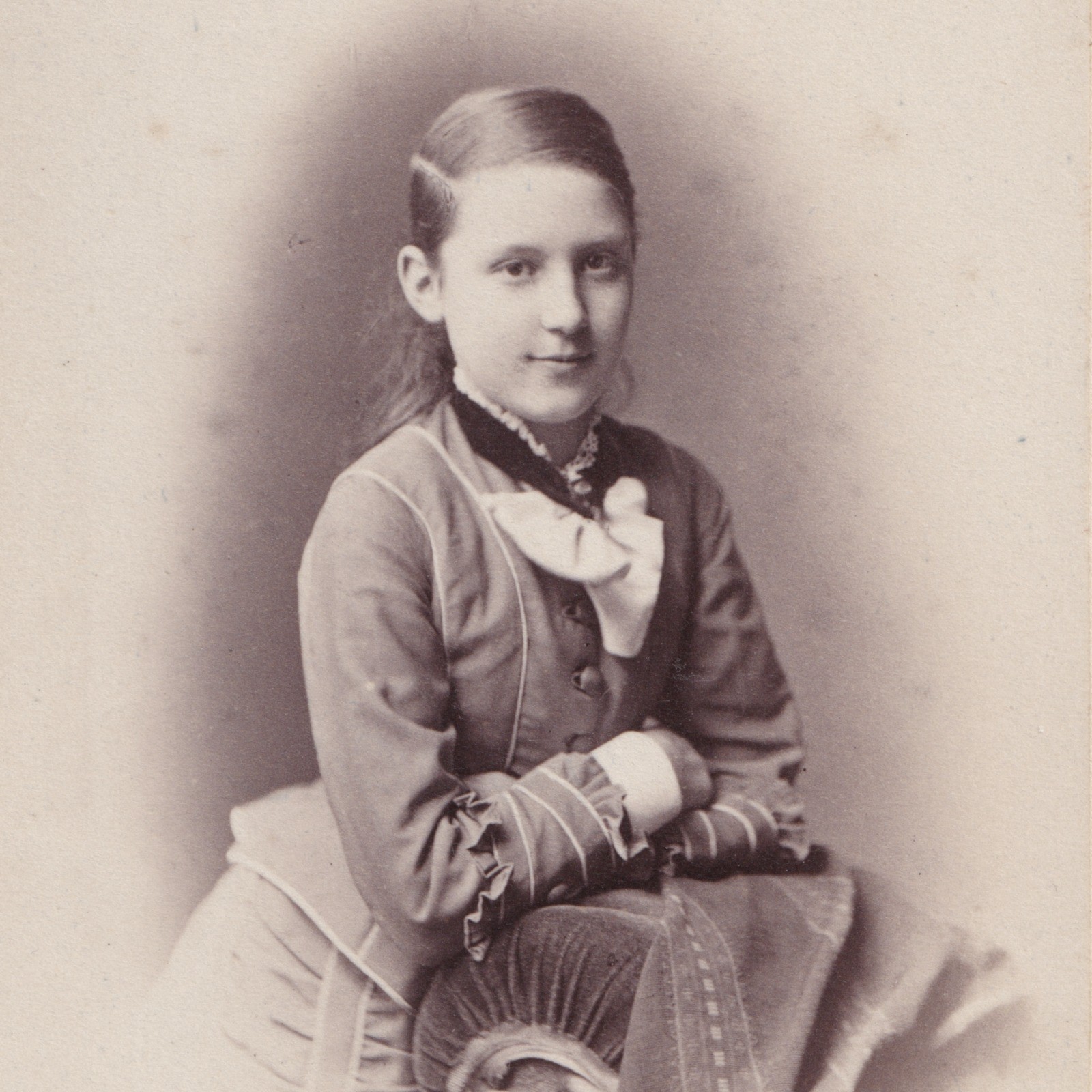CDV: CDV: Graham's Art Studio Card, Leamington. Smiling Young Girl.: catalogue image 3