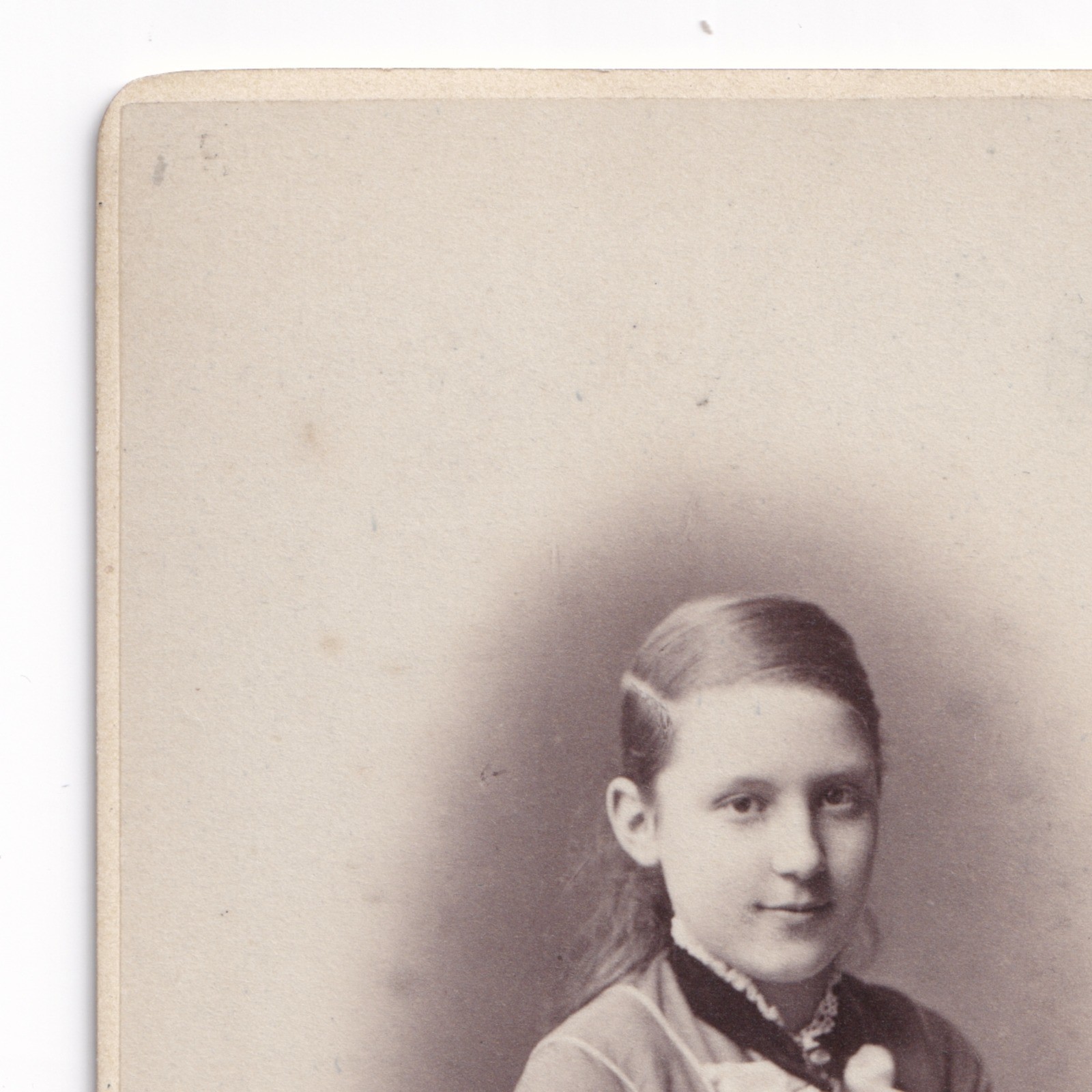 CDV: CDV: Graham's Art Studio Card, Leamington. Smiling Young Girl.: catalogue image 4