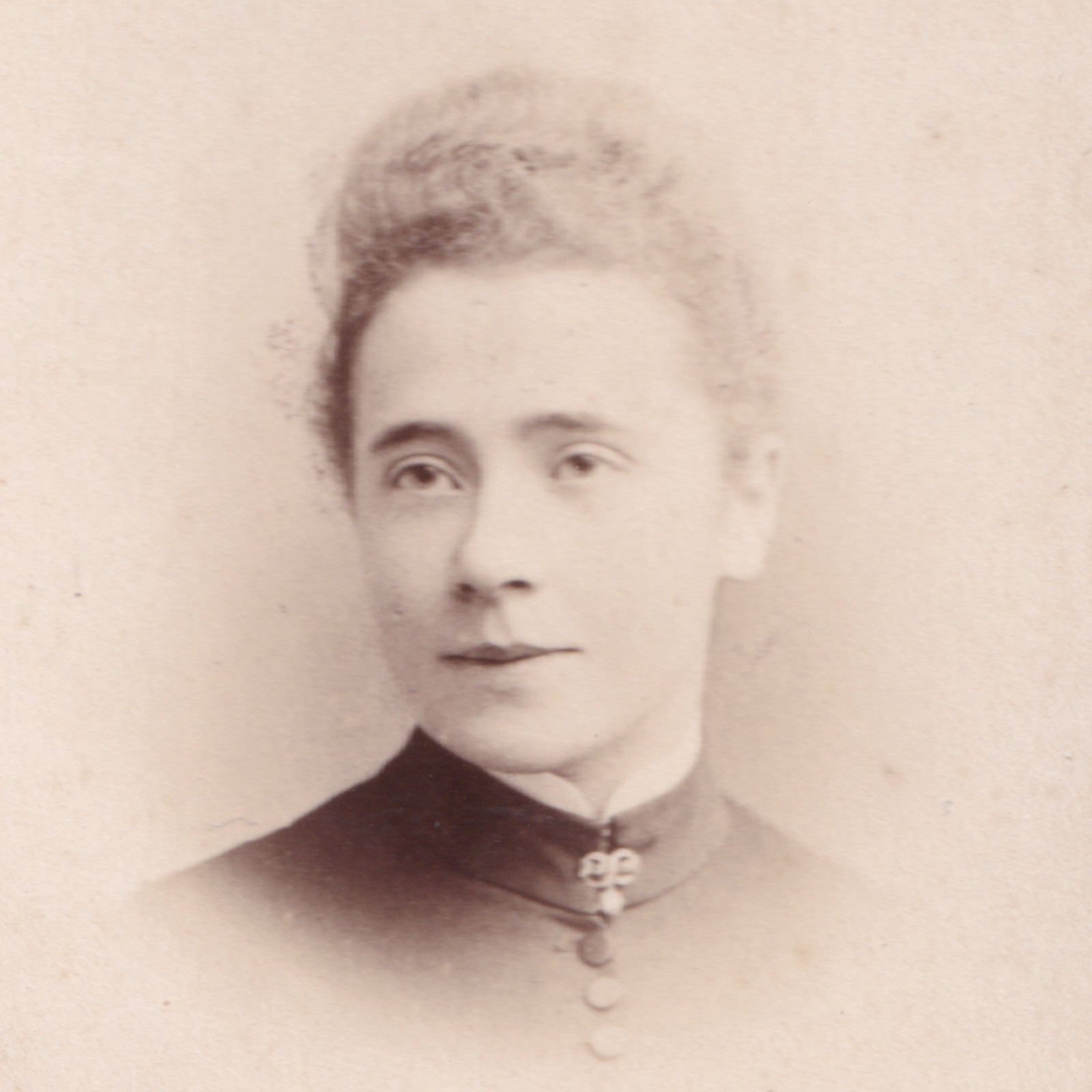 CDV: CDV: Graham's Art Studio Card, Leamington Spa. Young Woman, Head Portrait.: catalogue image 2