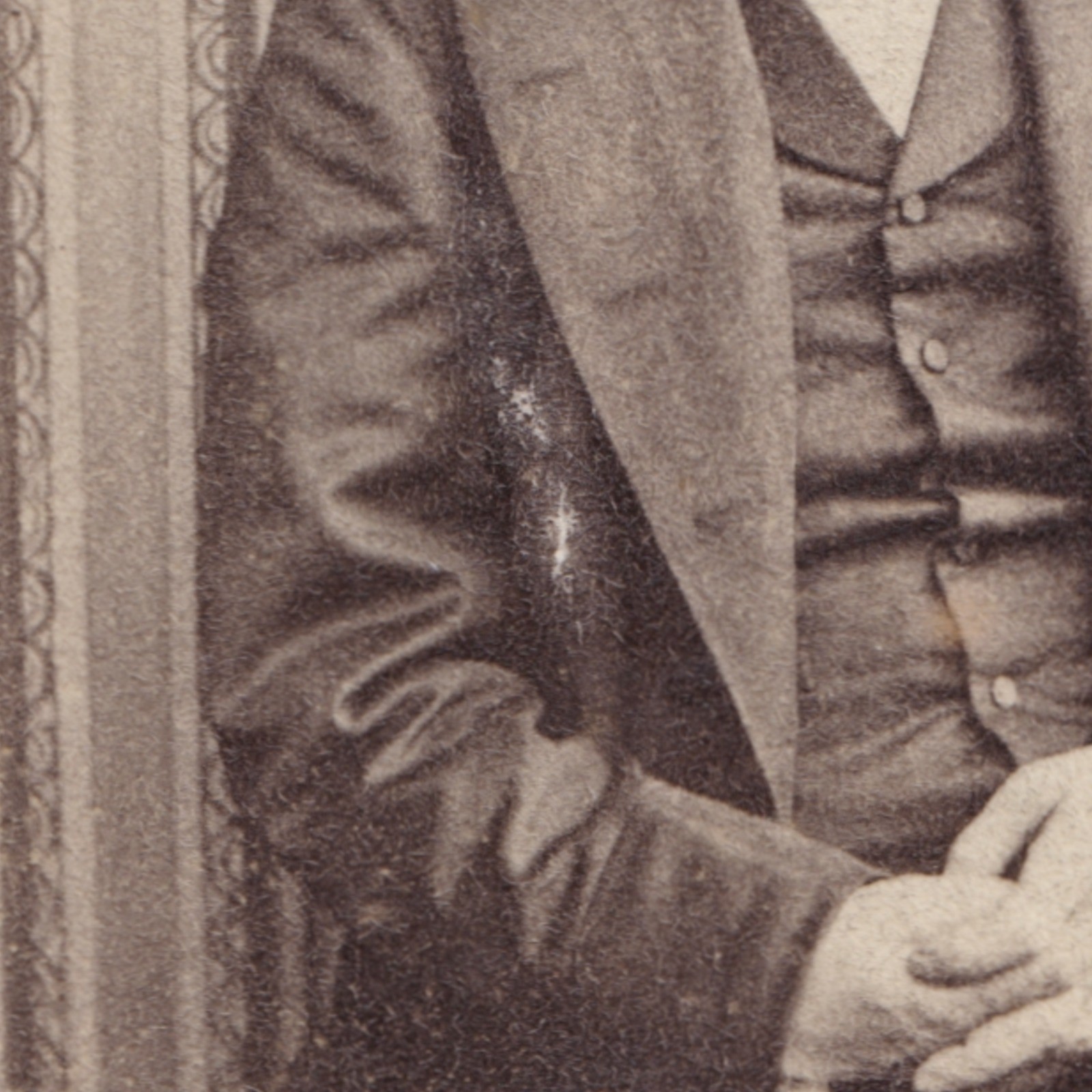 CDV: CDV: Mr Hardey Card, Hull. Seated Man.: catalogue image 4