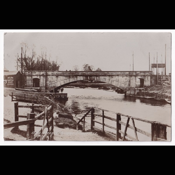 Postcard: Postcard: Gloucester, Westgate Bridge, RP. Sent to Freemantle House, Bristol.: catalogue image 1